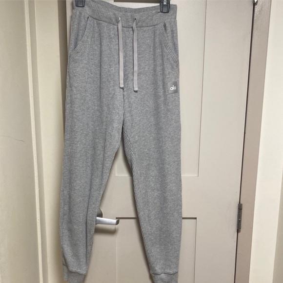Alo Heather Gray Muse Sweatpants - Picture 3 of 4